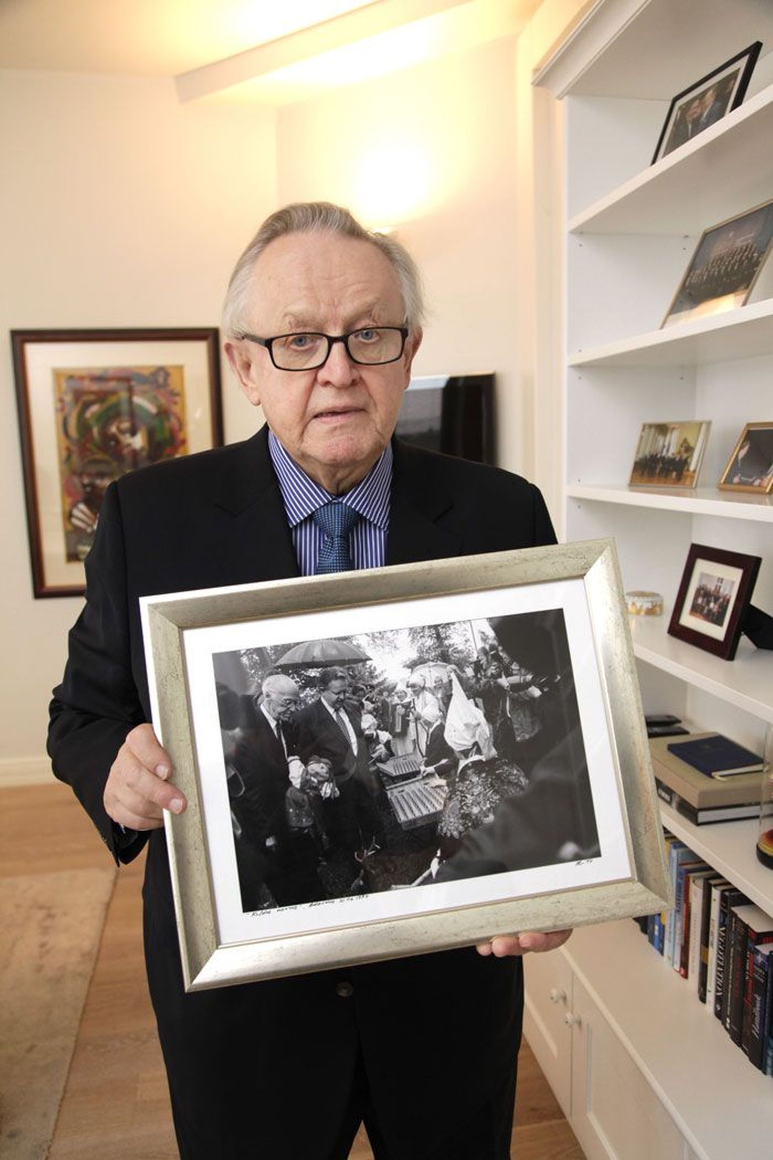 Martti Ahtisaari näitab oma Helsingi  büroos fotot riigivisiidist Eestisse 1994. aastal, millel ta on koos Eesti presidendi Lennart Meriga. Ajaloolise pildi kinkis talle ülesvõtte autor, Postimehe fotograaf Peeter Langovits.