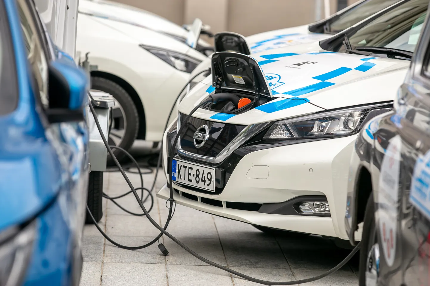 Rüütli plats, Pärnu linn. Elektriauto laadimine.