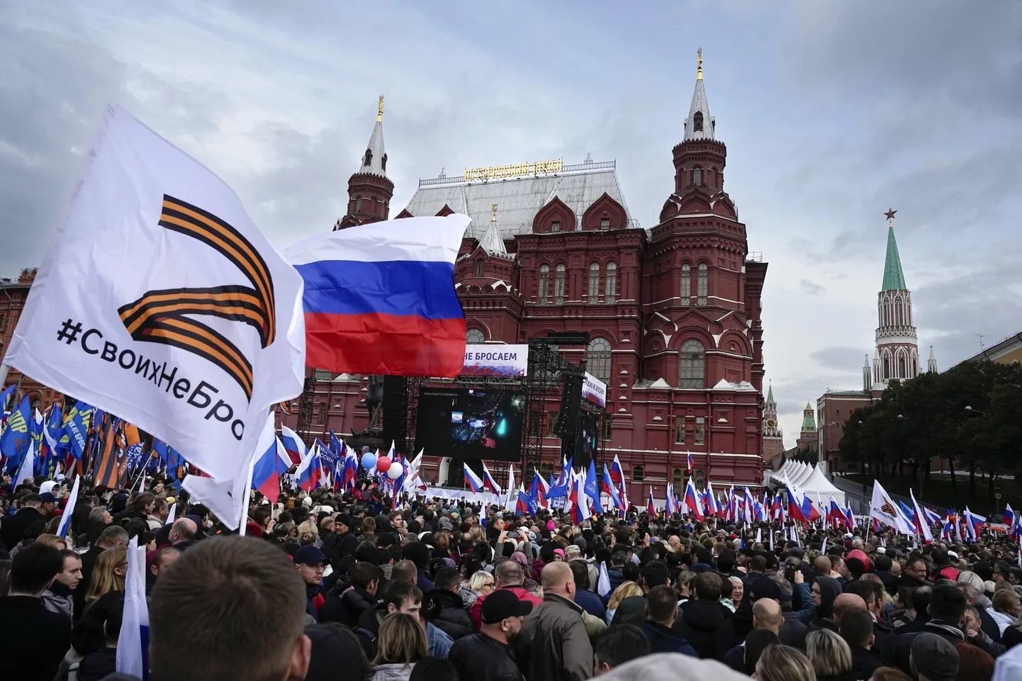 Demonstrandid Moskvas Vene ja Z-lippudega.