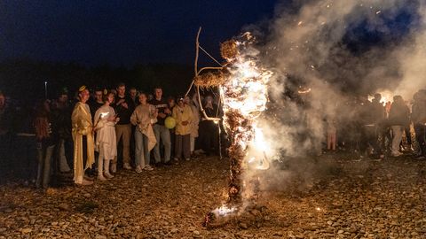Muinastulede öö tõi Toilasse sadu inimesi põlevaid skulptuure vaatama