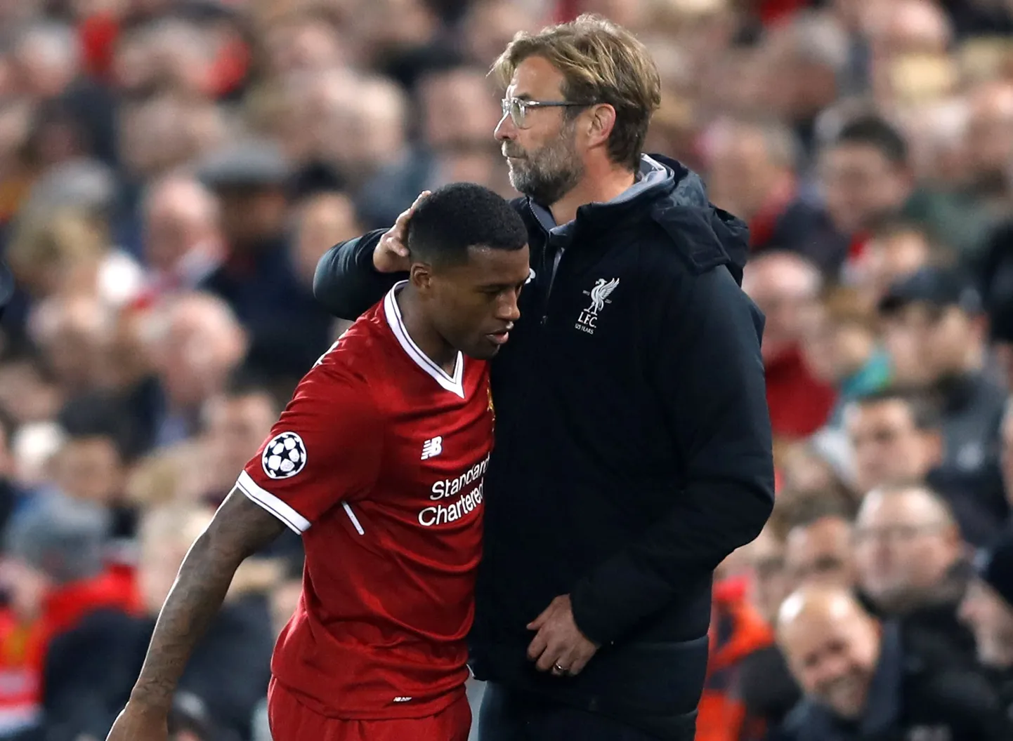 Jürgen Klopp lohutamas vigastusega mängust lahkuma pidanud Gini Wijnaldumi.