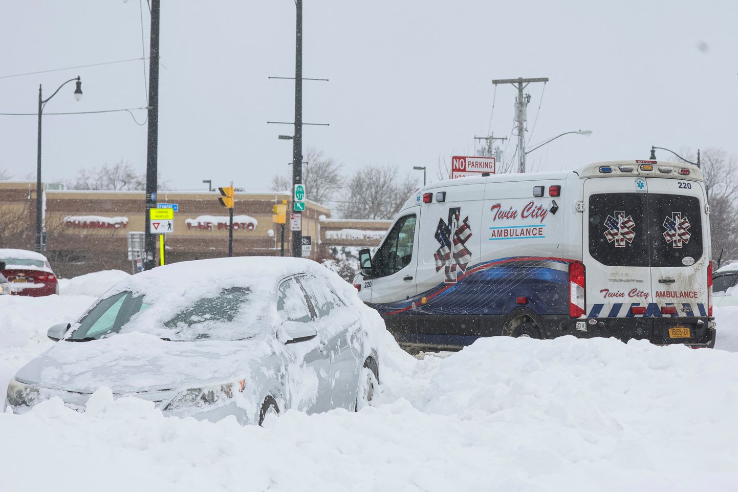 Kiirabiauto möödumas mahajäetud autost New Yorgi osariigis Buffalo lähistel 26. detsembril.