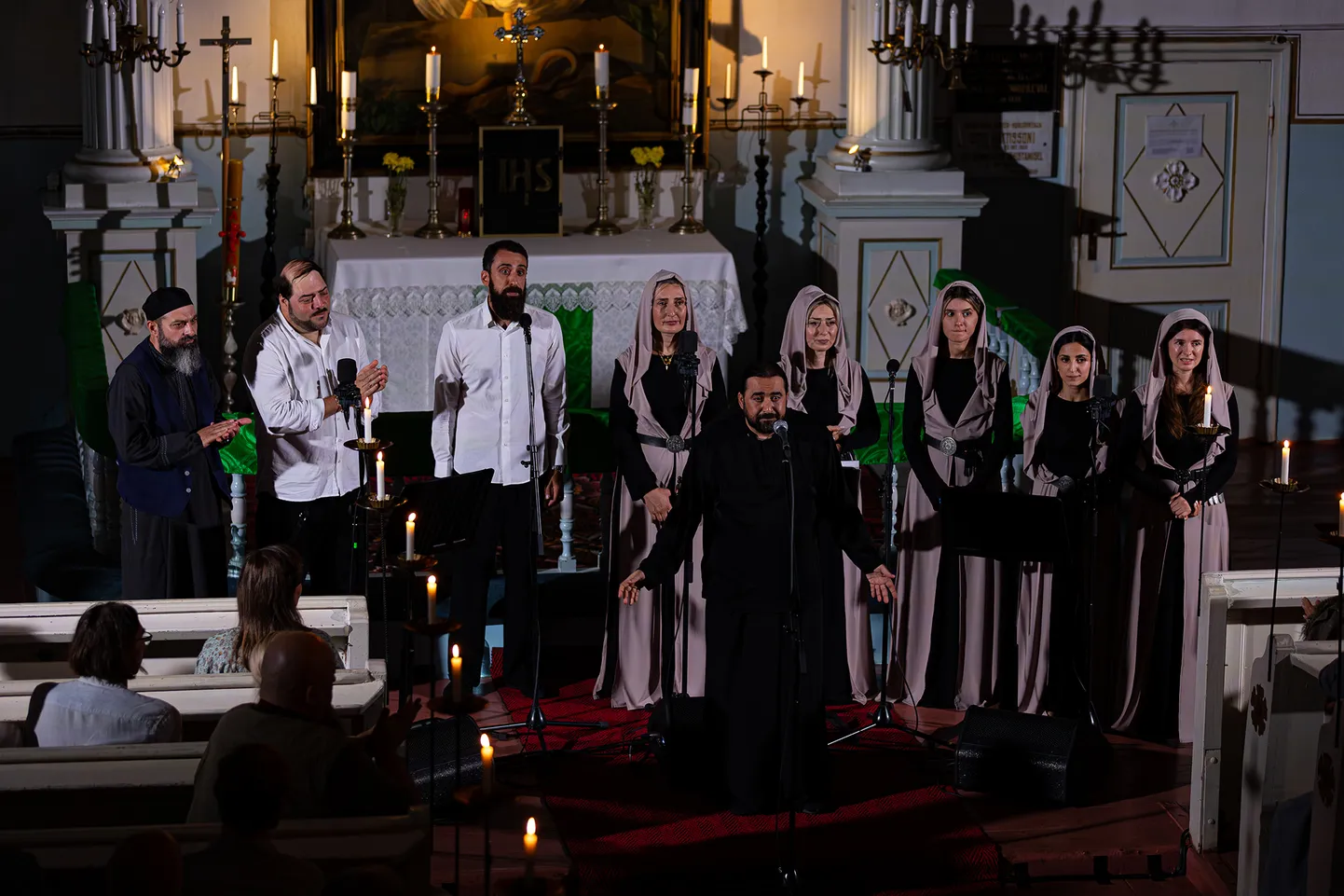 Arhimandriit Serafim ja Kolmeteistkümne Assüüria Püha Isa Kloostri koor.