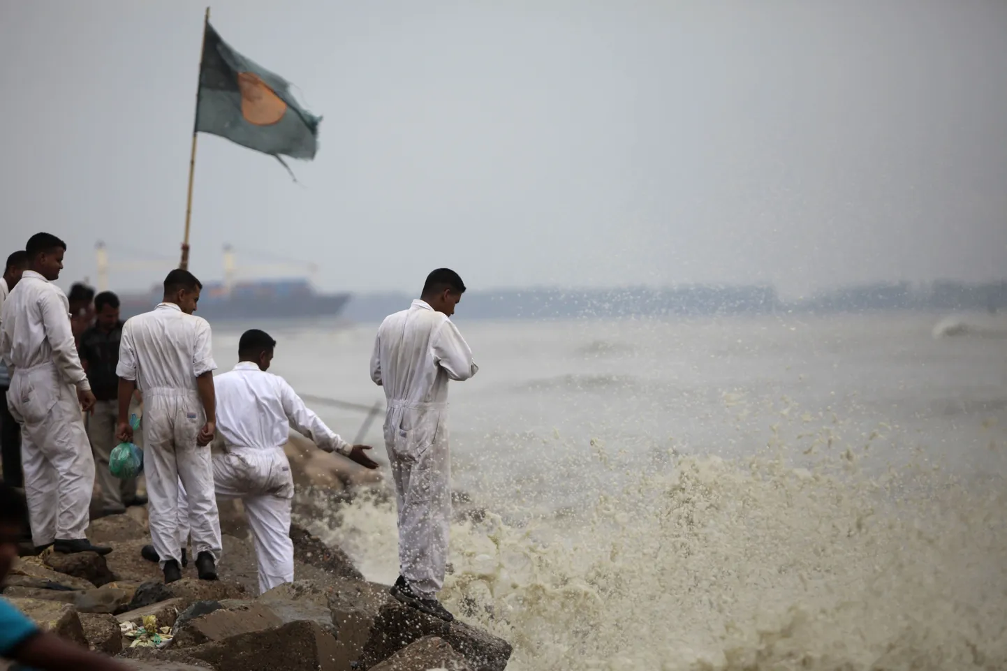 Bangladeshi meremehed keeristorm Mahaseni ootel.
