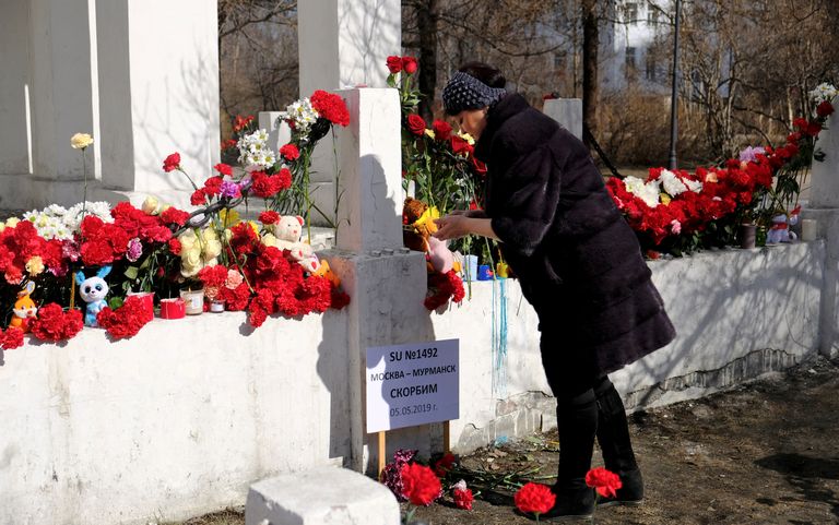 Inimesed toomas lilli lennuõnetuse ohvrite mälestuseks Murmanskis üles seatud memoriaali juurde.