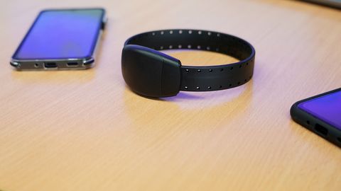 Latvijska policija prvič uporabila elektronski nadzor nad nasilnežem v družini