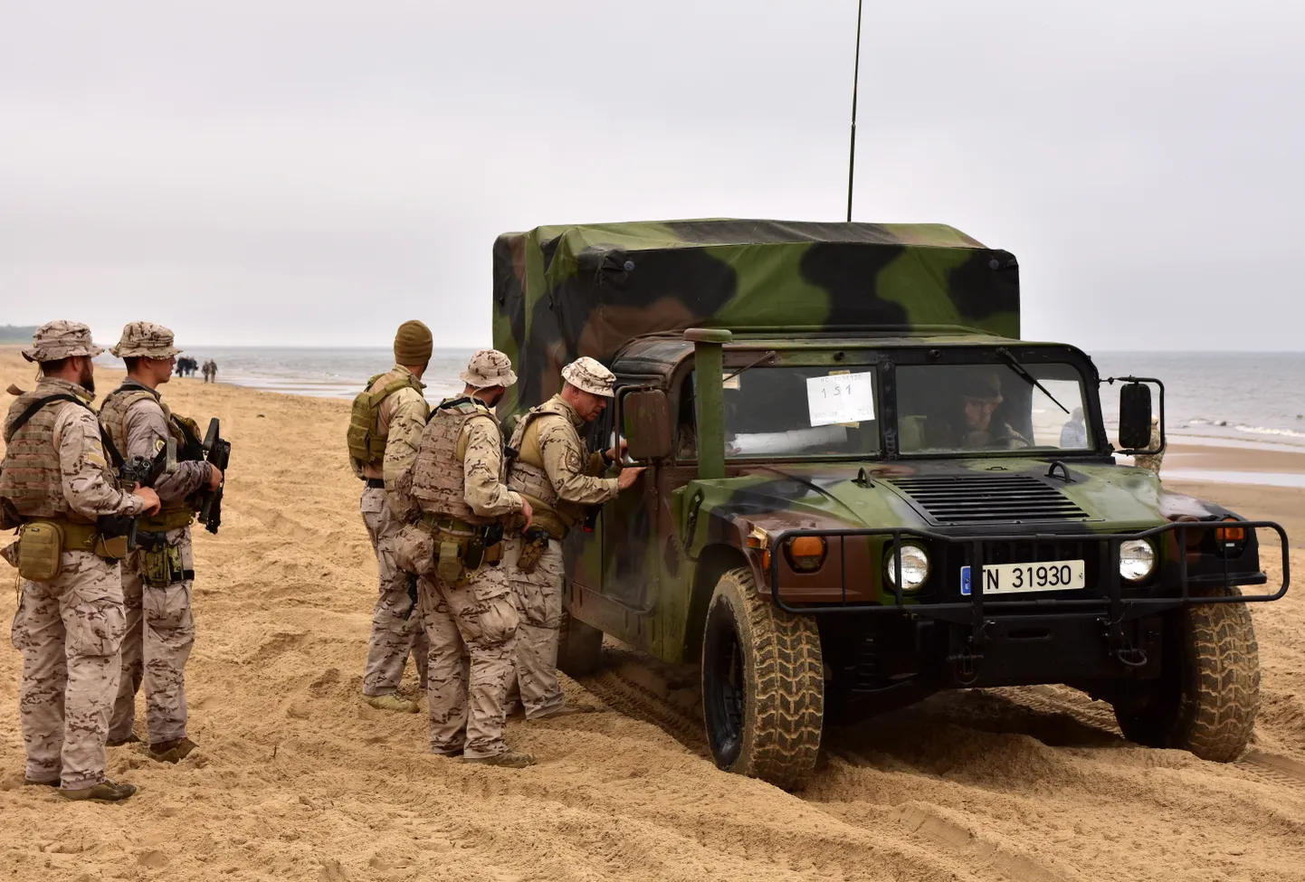 Spānijas karavīri starptautisko militāro mācību "Baltops 2019" sauszemes operācijas aktīvās fāzes laikā pludmalē pie Lilastes.