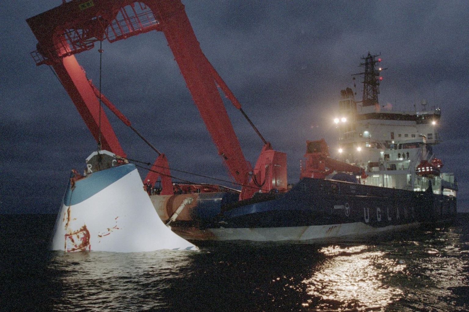 19. novembril 1994 tõsteti mere põhjast üles parvlaeva Estonia vöörivisiir.