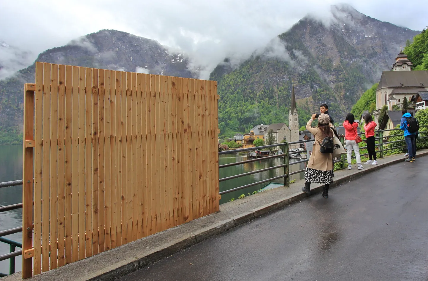 Austria Hallstatti küla alustas ajutiste puidust tarade püstitamist vähendamaks selfide armastajate tulva.