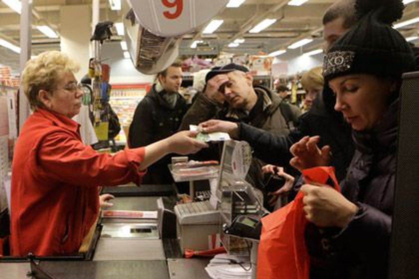 Läti elanikud ühes Riia kaupluses eurodega maksmas.