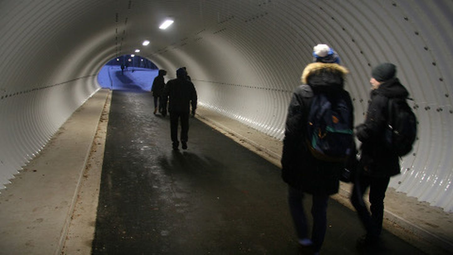 Jõhvi uues jalakäijate tunnelis on poisikestel eriti põnev paugutada − heliefekt on märksa suurem.