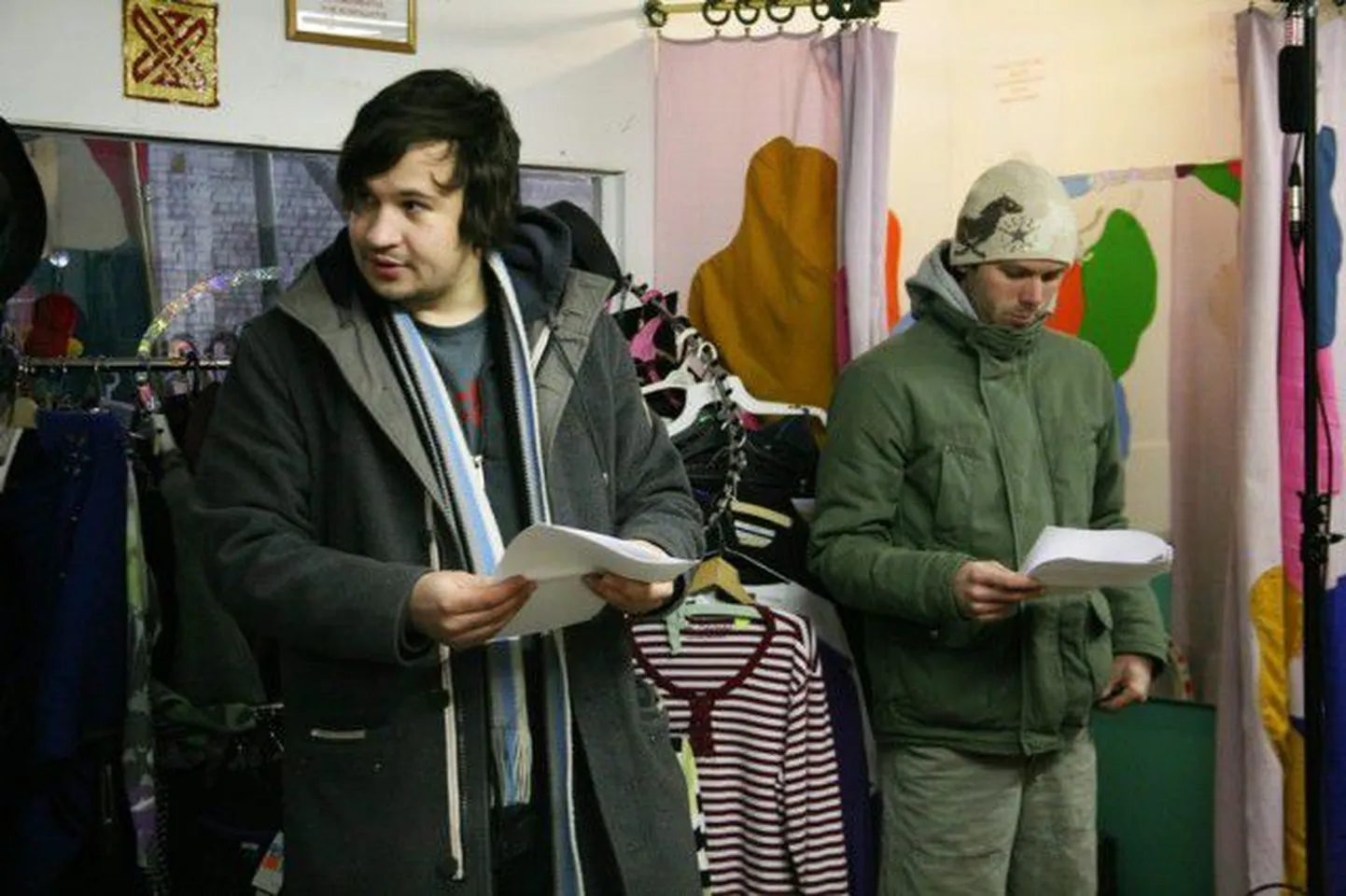 Anna-Maria Galojan Kopli rajoonis asuva Paavli tänava kaltsukas oma riideid müütamas.Käivad filmivõtted - vasakul filmi režissöör Toomas Verrev.