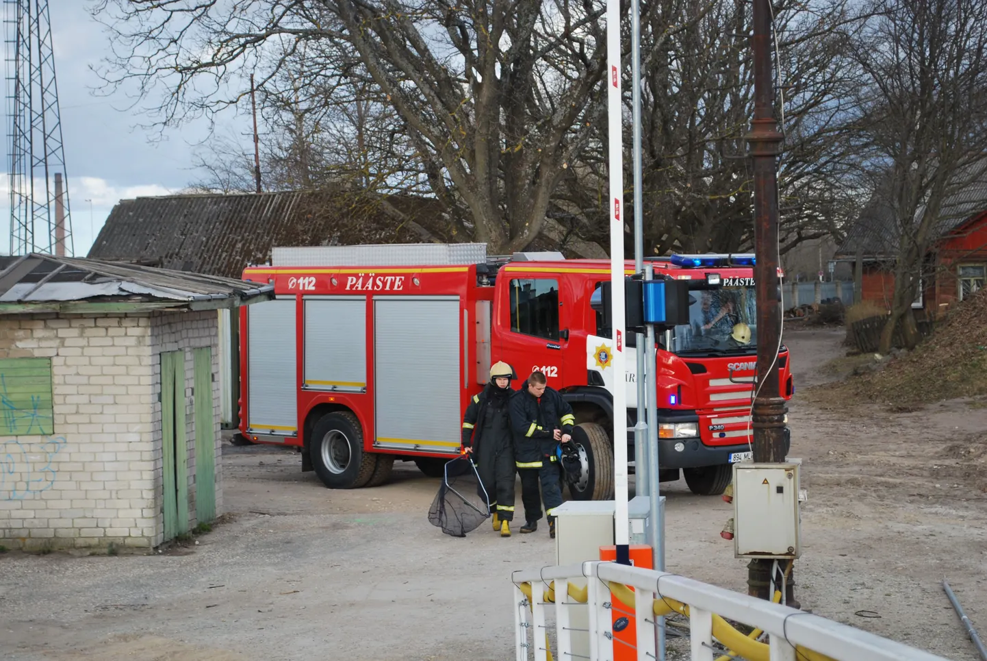 Päästjad abistasid traatpuuri lõksu jäänud kajakat.