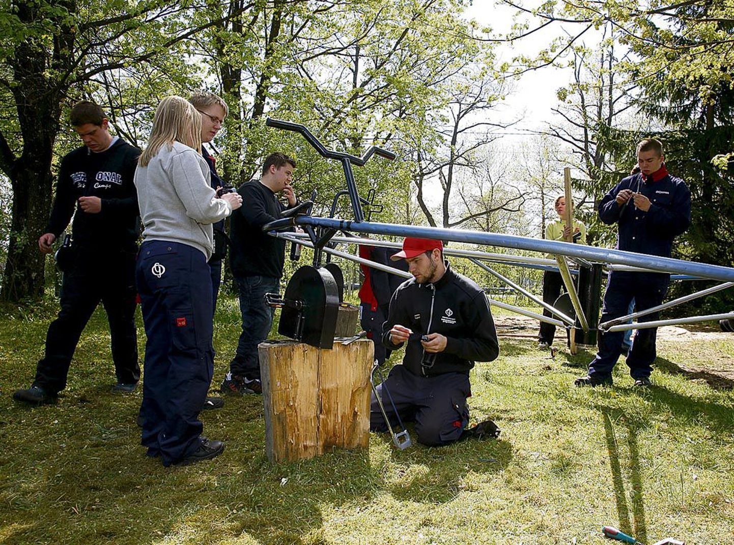 Rootslaste valmistatud karussell hakkab ringlema rattapedaalide jõul ringikujulisi rööpaid pidi.