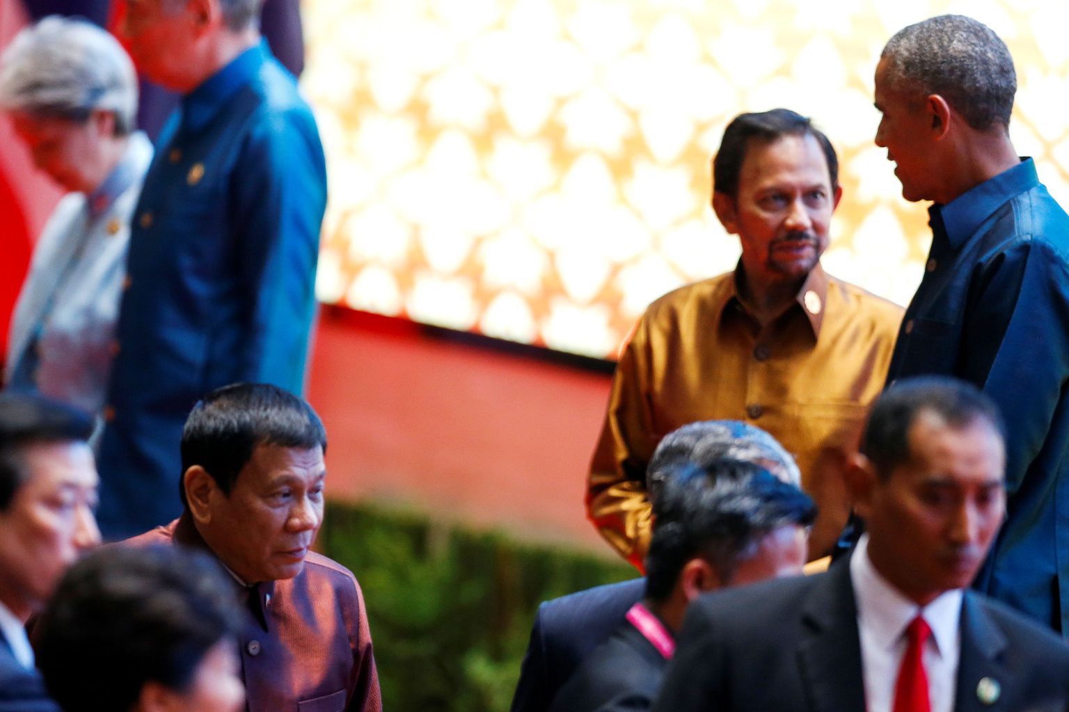 Filipiinide president Rodrigo Duterte saabumas tippkohtumisele. Taustal vestleb USA president Barack Obama Brunei sultani Hassanal Bolkiahiga.