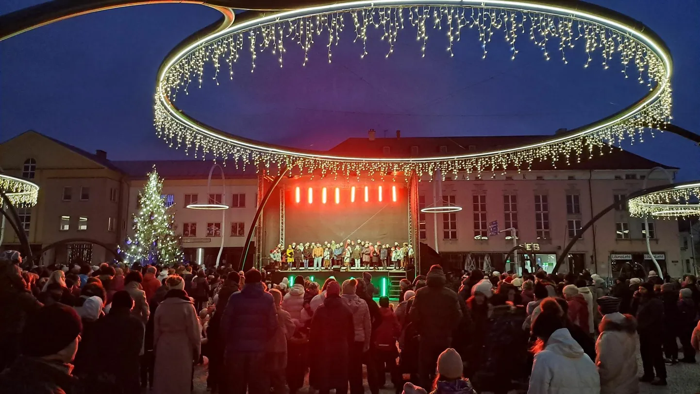 Esimese advendi tähistamine Võru keskväljakul. FOTO: Arved Breidaks
