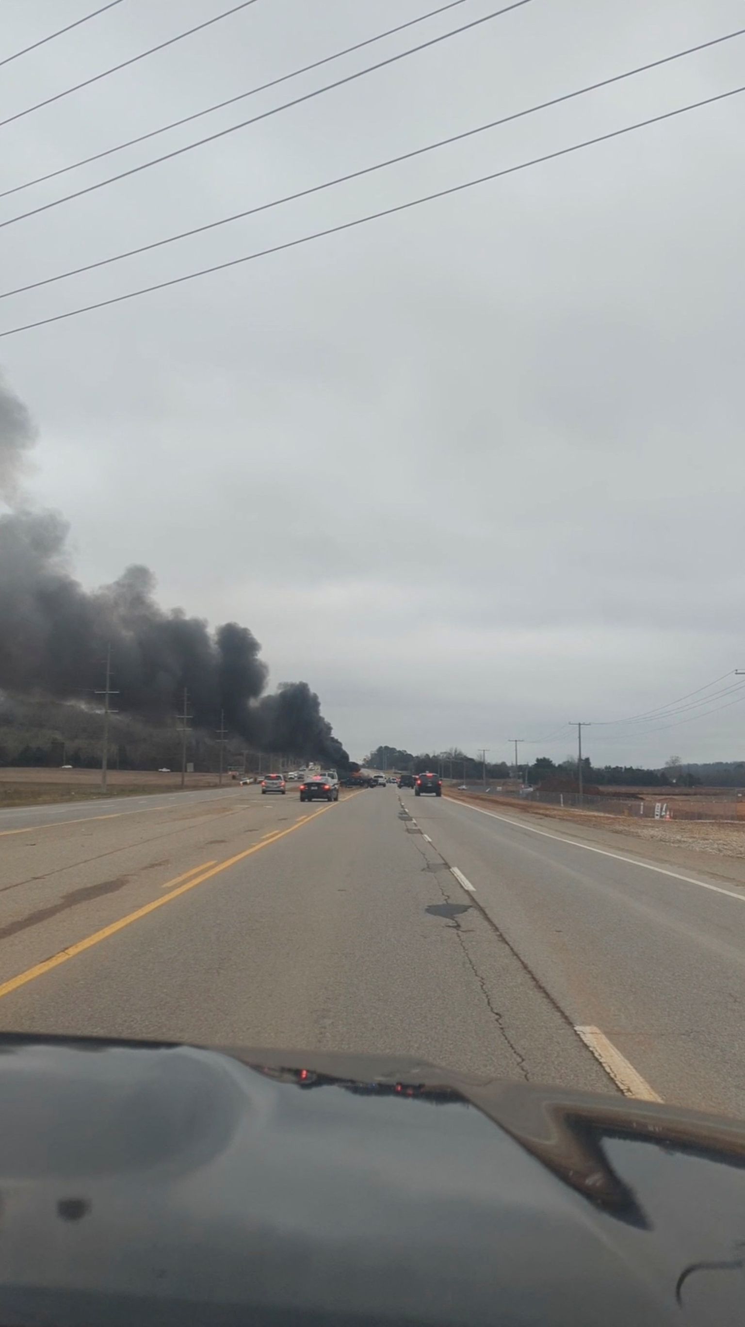 Suits tõusmas Alabama maanteele kukkunud Black Hawki helikopterist.