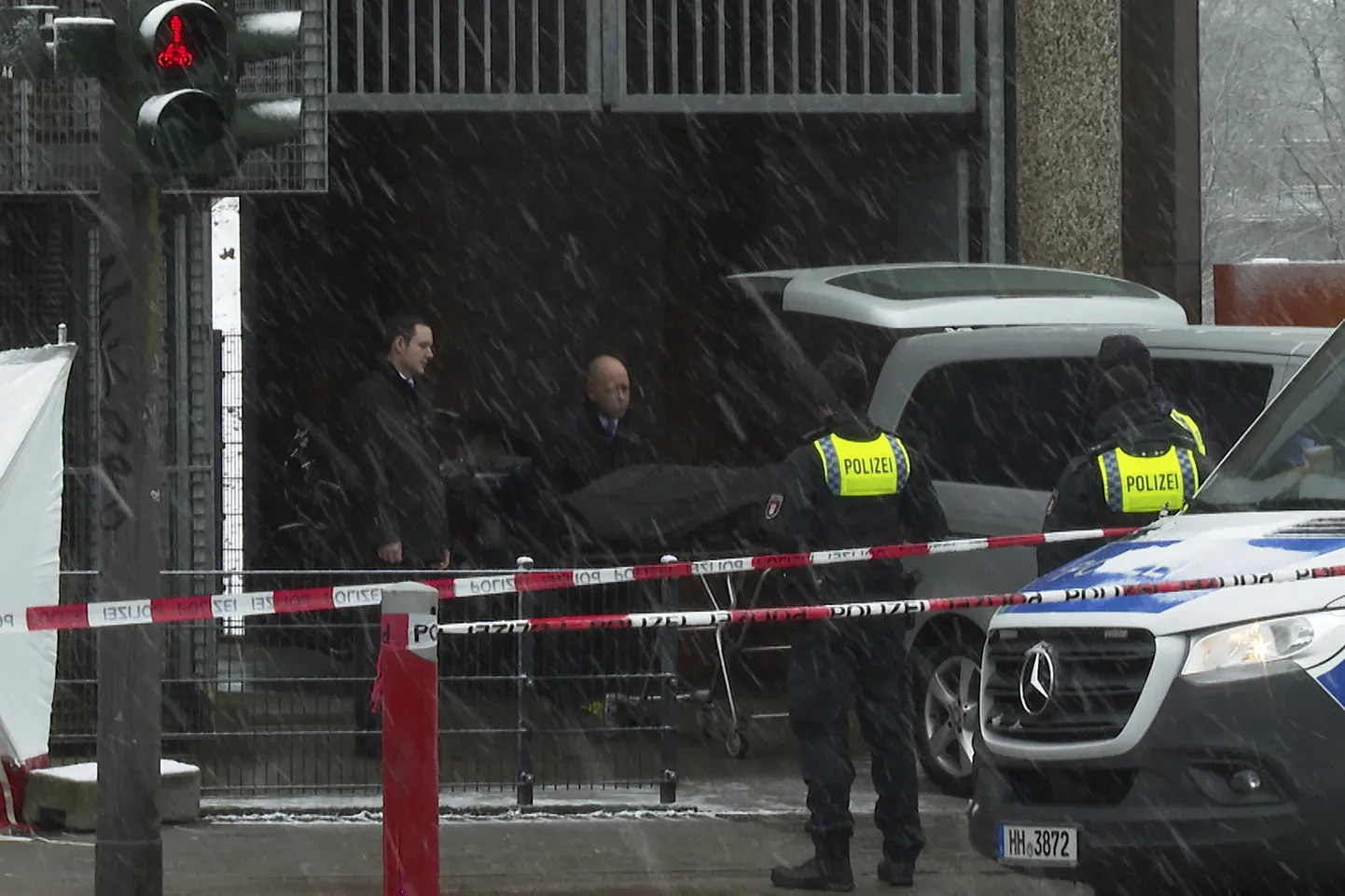 Matusebüroo töötajad toimetavad politsei pilgu all ära surnukeha Jehoova tunnistajate kirikust, kus eile õhtul toimunud tulistamises sai surma mitu inimest.