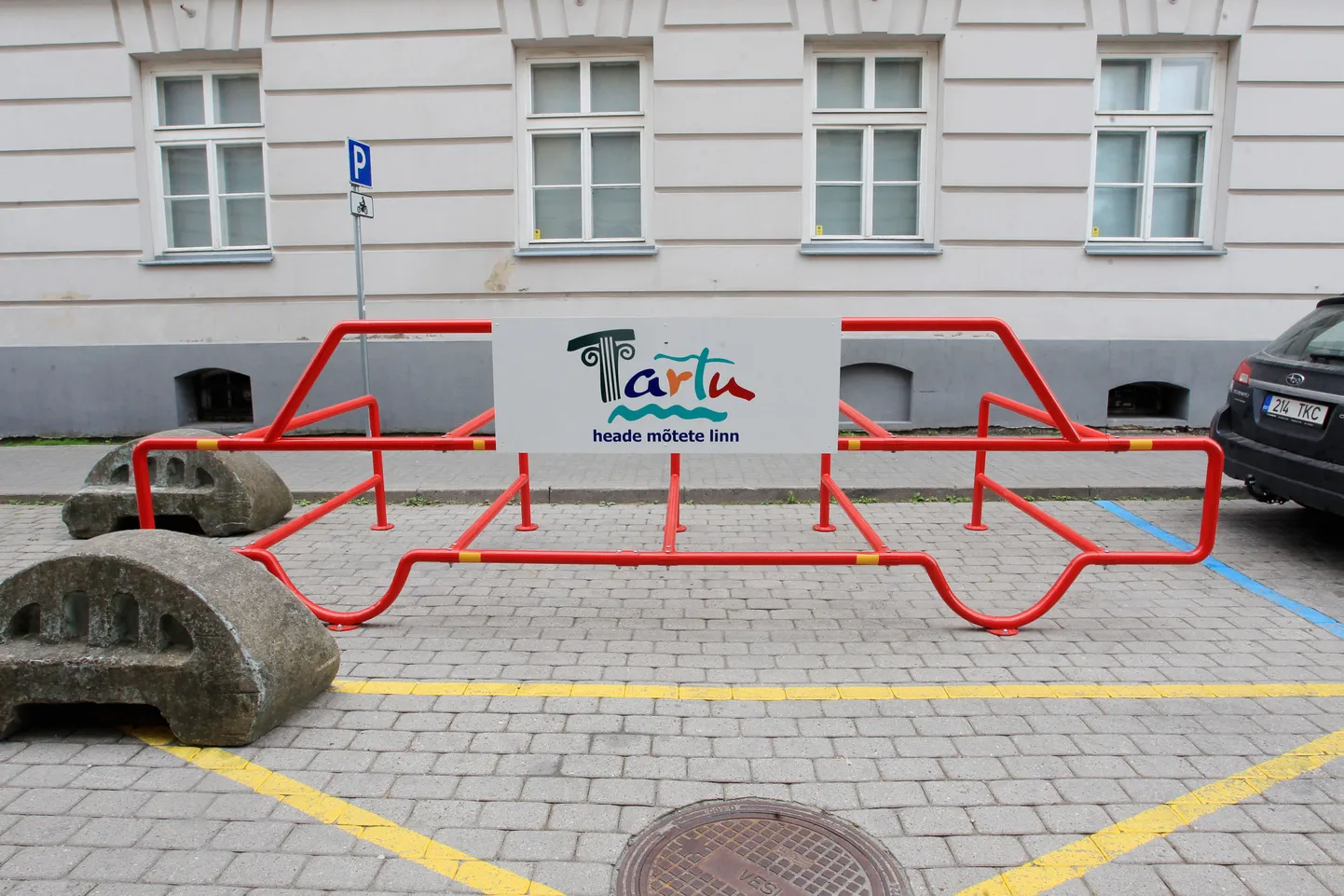 Lutsu raamatukogu taga Magistri tänava parklas seati ühele parkimiskohale hiljuti paika autokujuline raam, mille külge saab kinnitada kuni kümme jalgratast.