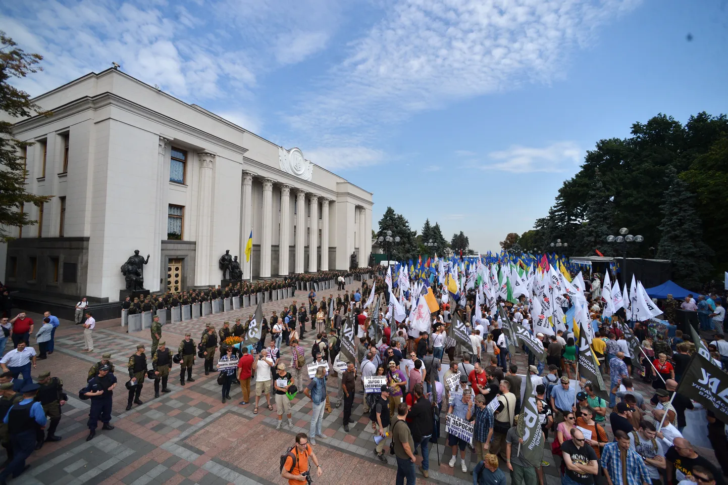 Протестующие перед Радой в Киеве.