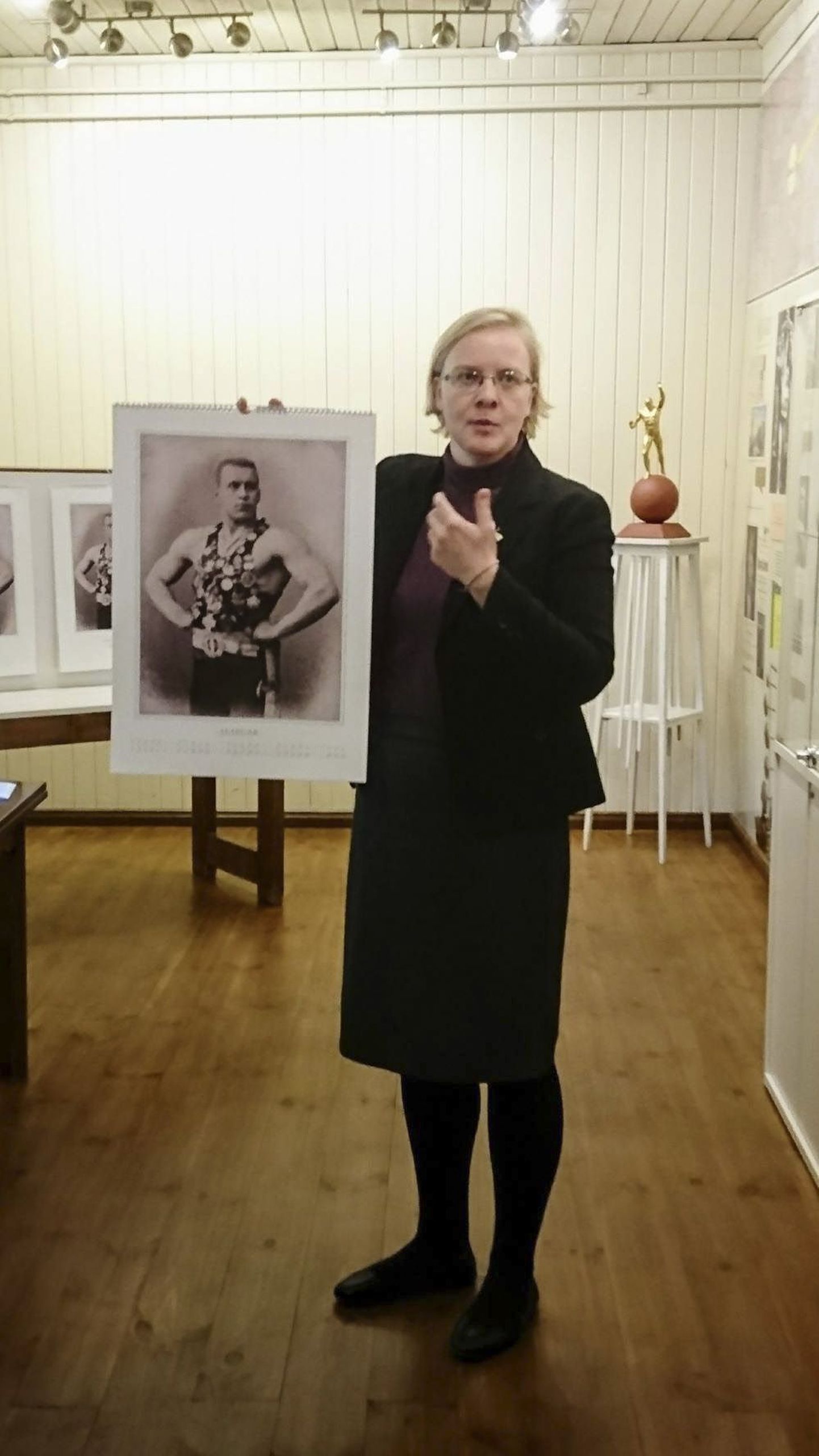 Väike-Maarja muuseumi juhataja Marju Metsman tutvustab tähtsat märki. Kalendrit “Georg Lurich. Atleet”.