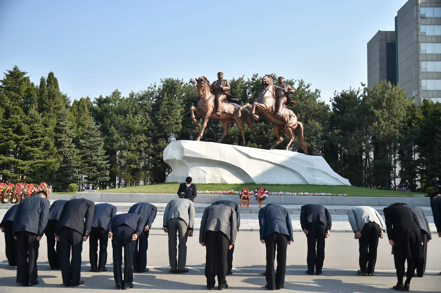 Inimesed kummardavad Põhja-Korea liidrite Kim Il-Sungi ja Kim Jong-ili kujude ees täna Pyongyangis.