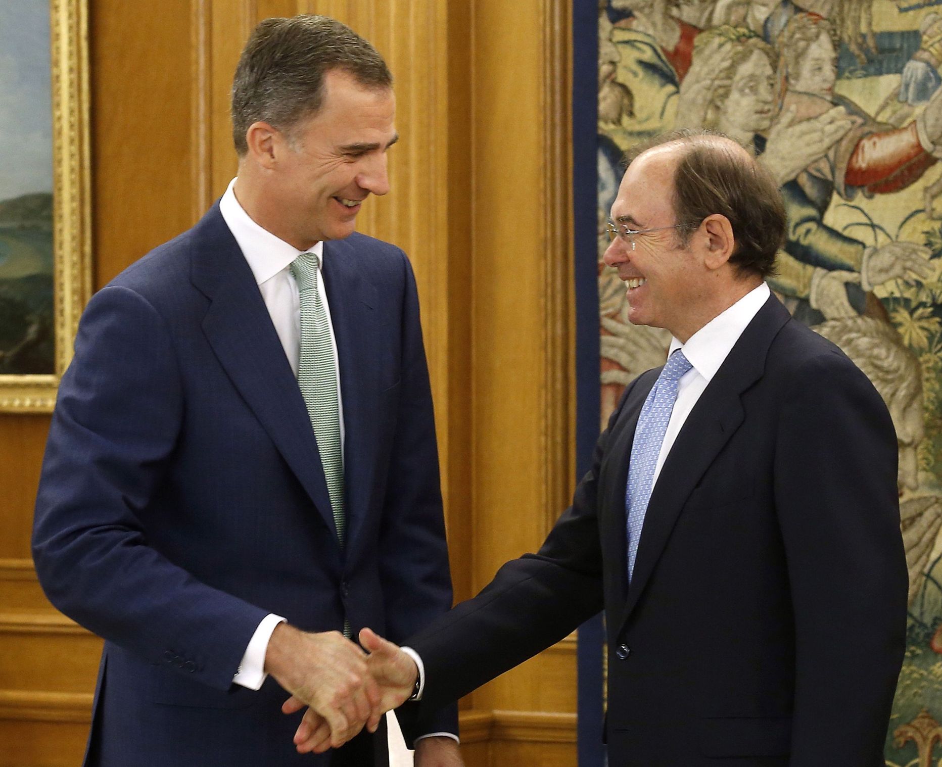 Hispaania kuningas Felipe VI (vasakul) tervitamas Senati spiikrit Pio Garcia-Escudero Marquezi.