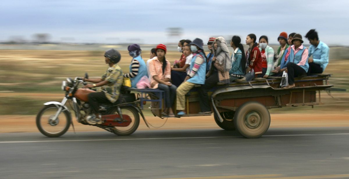 Kambodžalased tööle sõitmas.