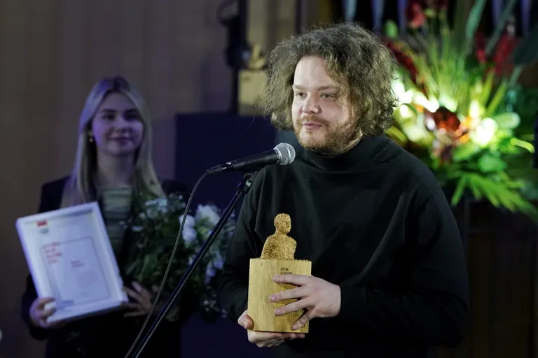 Scenārists un producents Matīss Kaža ar saņemto Izcilības balvu kultūrā par animācijas filmu "Straume".
