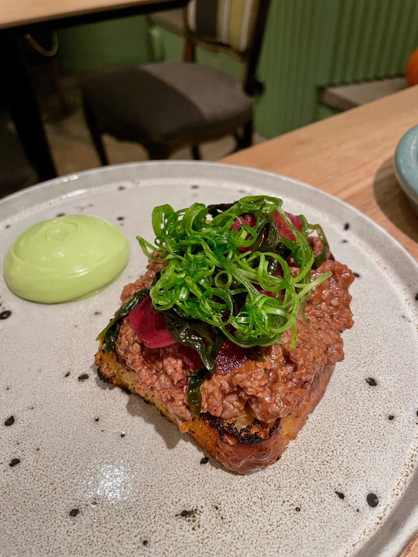 Toores burger ongi täiesti toores.