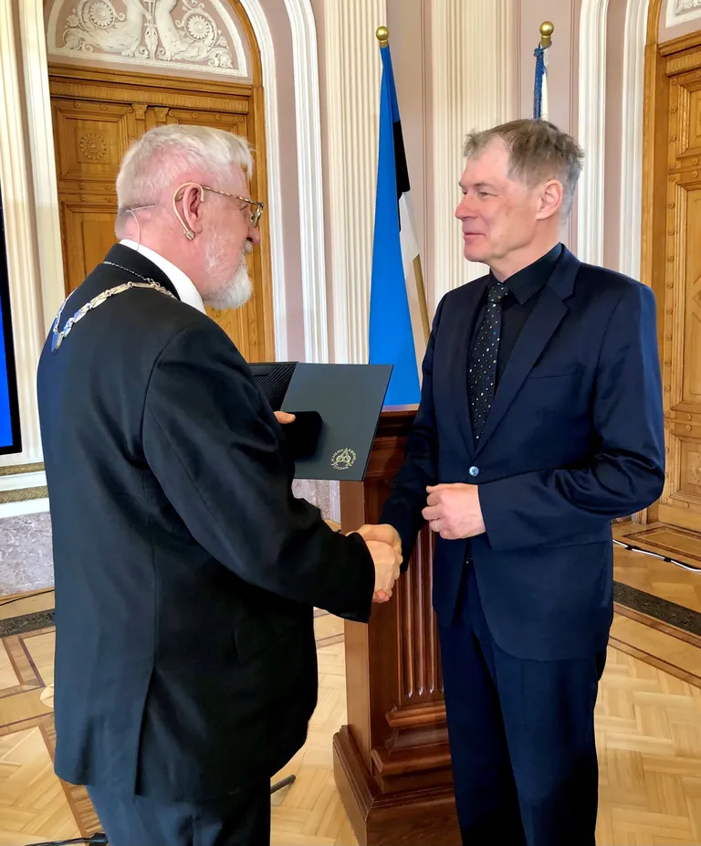 Andres Koppel (paremal) Eesti teaduste akadeemia president Tarmo Soomerega.
