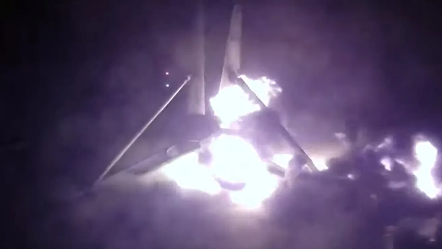 Falcon 9 kanderakett süttis pärast maandumist.