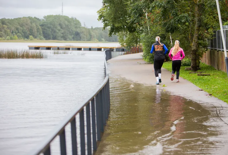 Vee alla jäid jõe kaldal lookleva Jaanoni-nimelise tervisespordiraja madalamad kohad. / Mailiis Ollino