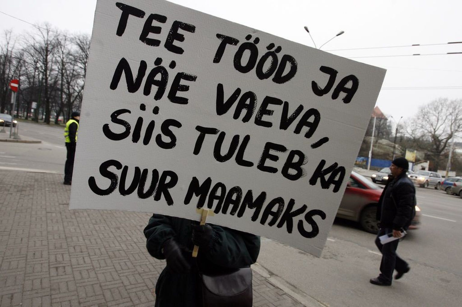 Detsembris Tallinna linnavalitsuse ees toimunud maamaksu tõusu vastasel piketil olnud plakat..