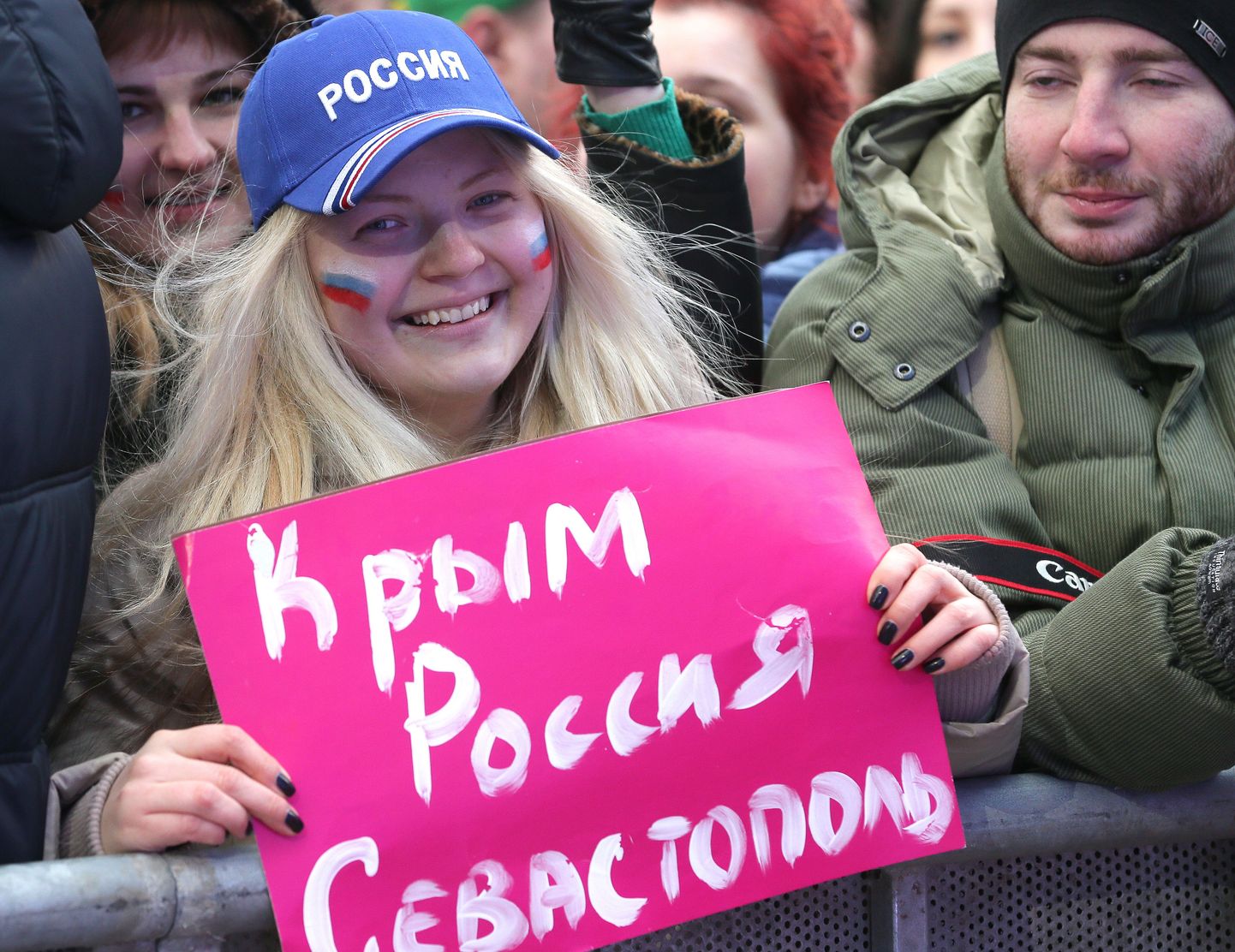 Krimmi hõivamist toetav neiu Moskvas Punasel väljakul.