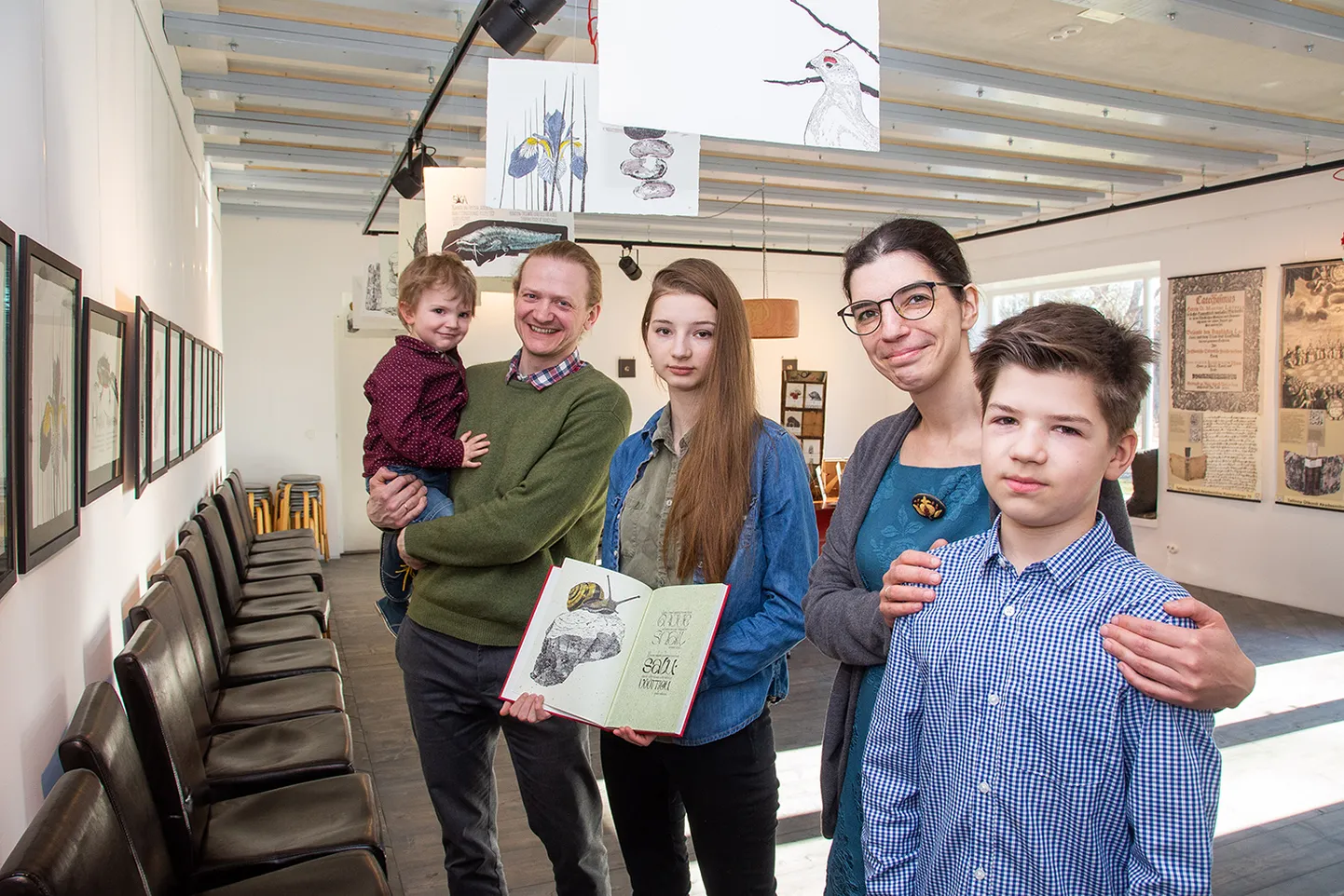 Esna galerii majas elavad Karl-Miikael (vasakult), Martin, Sofia, Lilian ja Hans-Matteus näitavad Nestor ja Anatoli Ljutjuki eestvedamisel tehtud «Poeetilist punast raamatut».