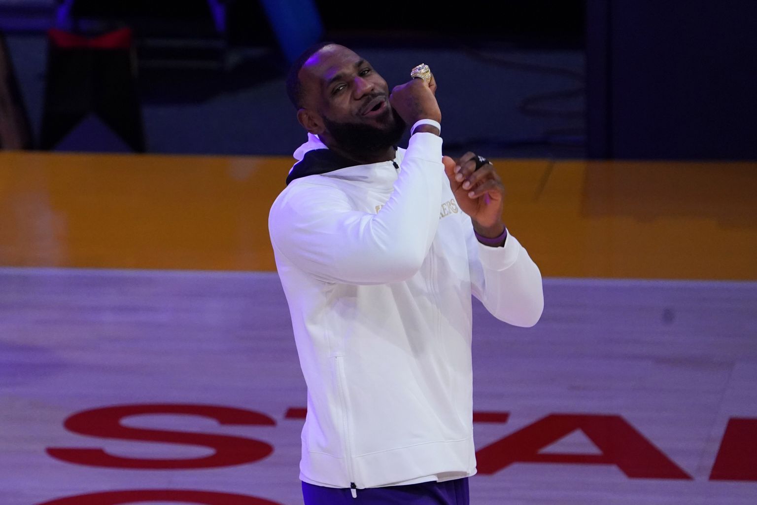 LeBron James rõõmustamas oma neljanda NBA  meistrisõrmuse üle.