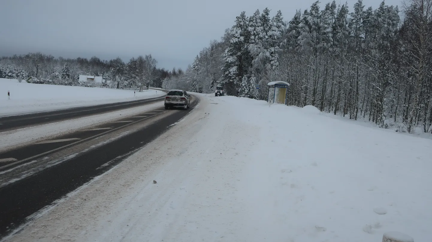 Puhtaks aetud maanteed kattuvad öösel taas lumevaibaga.