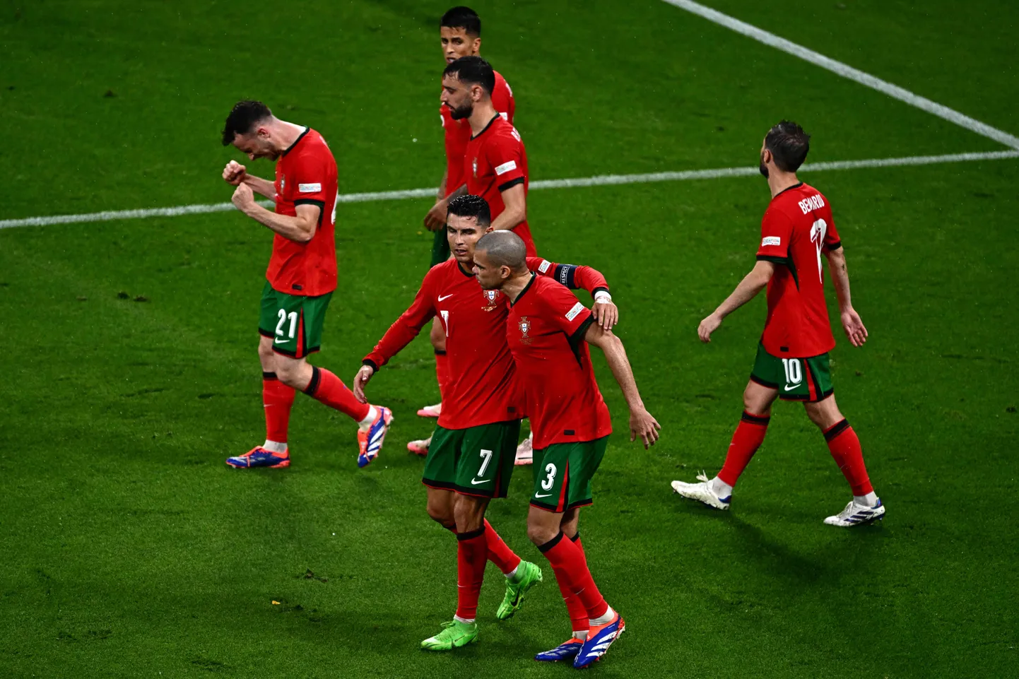 Portugal alustas EMi raske võiduga.