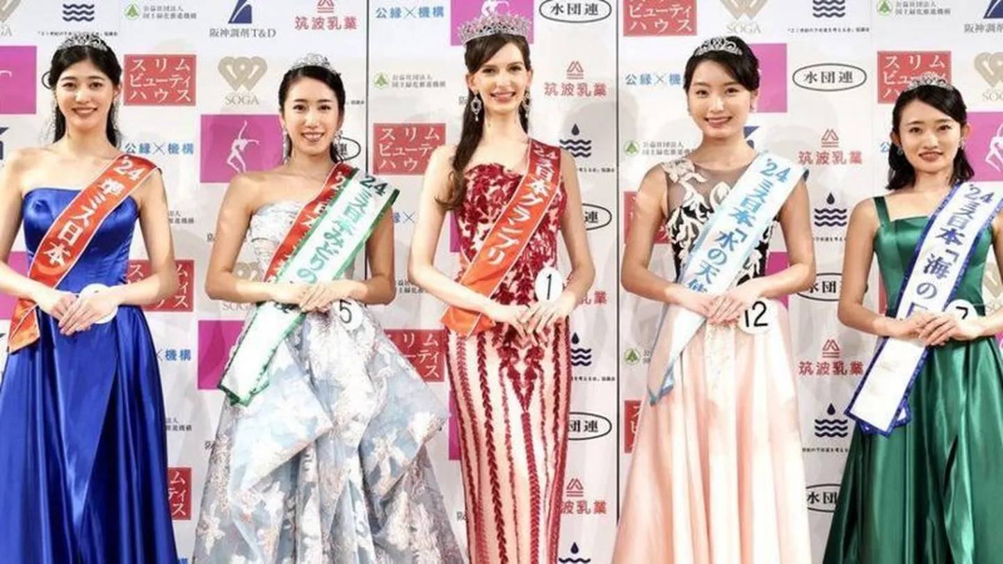 Каролина Сиино (в центре) стала победительницей в конкурсе «Мисс Япония». Кое-кто посчитал, что не стоило присуждать победу девушке с европейской внешностью.