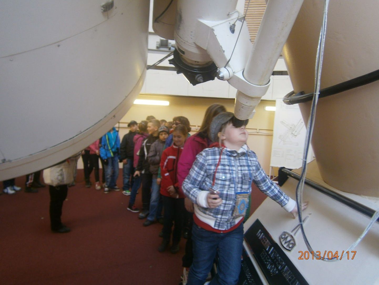 Vändra gümnaasiumi lapsed käisid õuesõppe raames teleskoobiga taevast vaatamas.