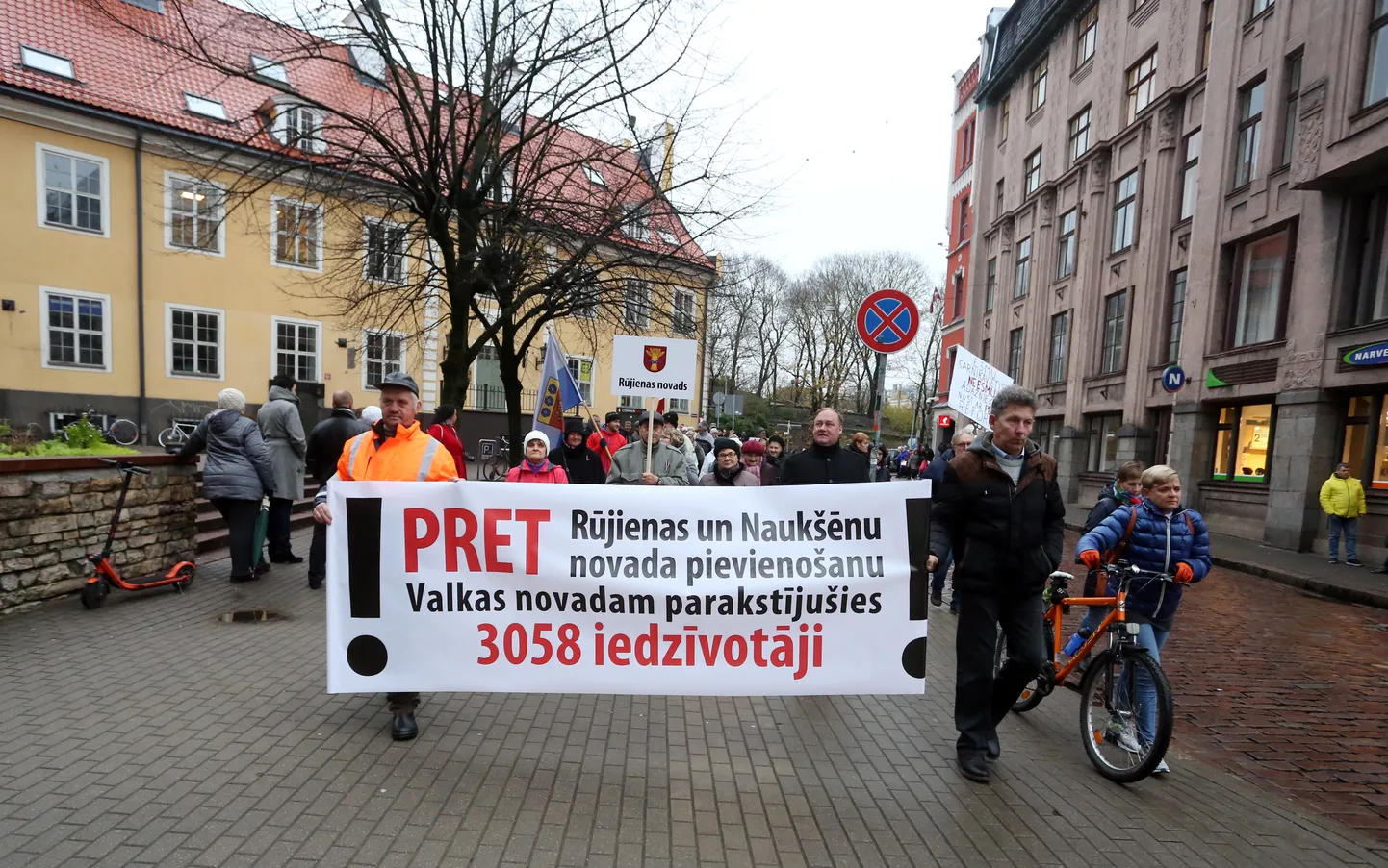 Mazsalacas, Rūjienas un Naukšēnu novada pašvaldību pārstāvji dodas protesta gājienā no Pulvertorņa uz Saeimas namu.
