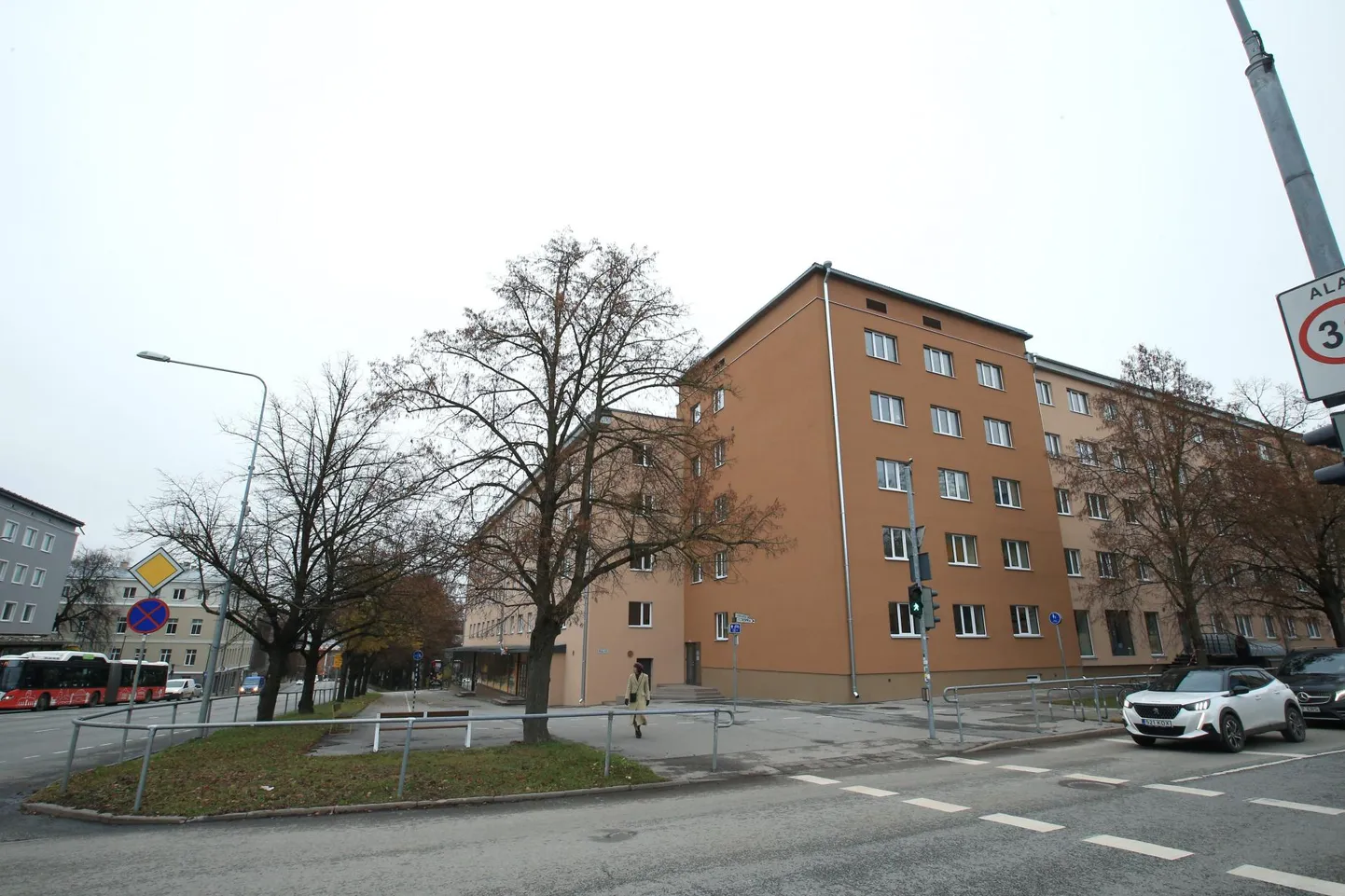 Riia 10 maja ees kõrguvate pärnade saatus pole veel lõplikult otsustatud, aga suure tõenäosusega jääb see nädal neile viimaseks.