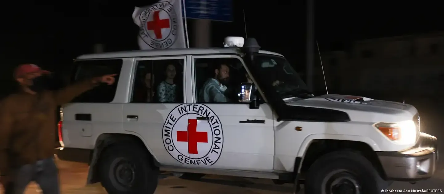 Автомобиль Красного Креста с освобожденными заложниками на КПП Рафах (25 ноября)