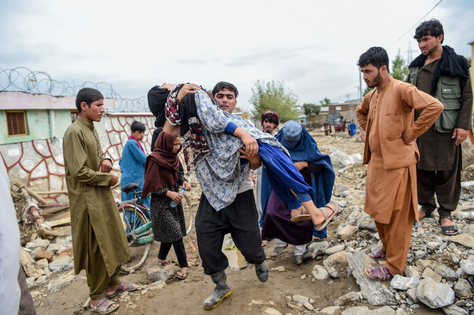 Afganistanis on sel nädalal riiki räsinud üleujutustes hukkunud vähemalt 162 inimest, vabatahtlikud püüavad rusude alt ellujäänuid leida.
