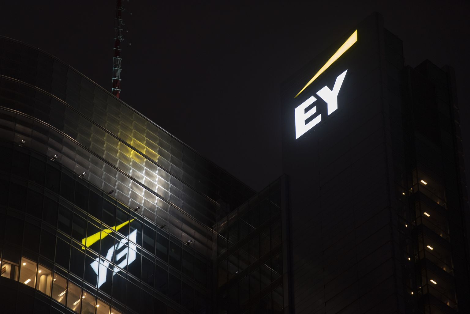 Ernst & Young on hädas eetikaga. Audiitori kontor Varssavis 19. aprillil 2022.