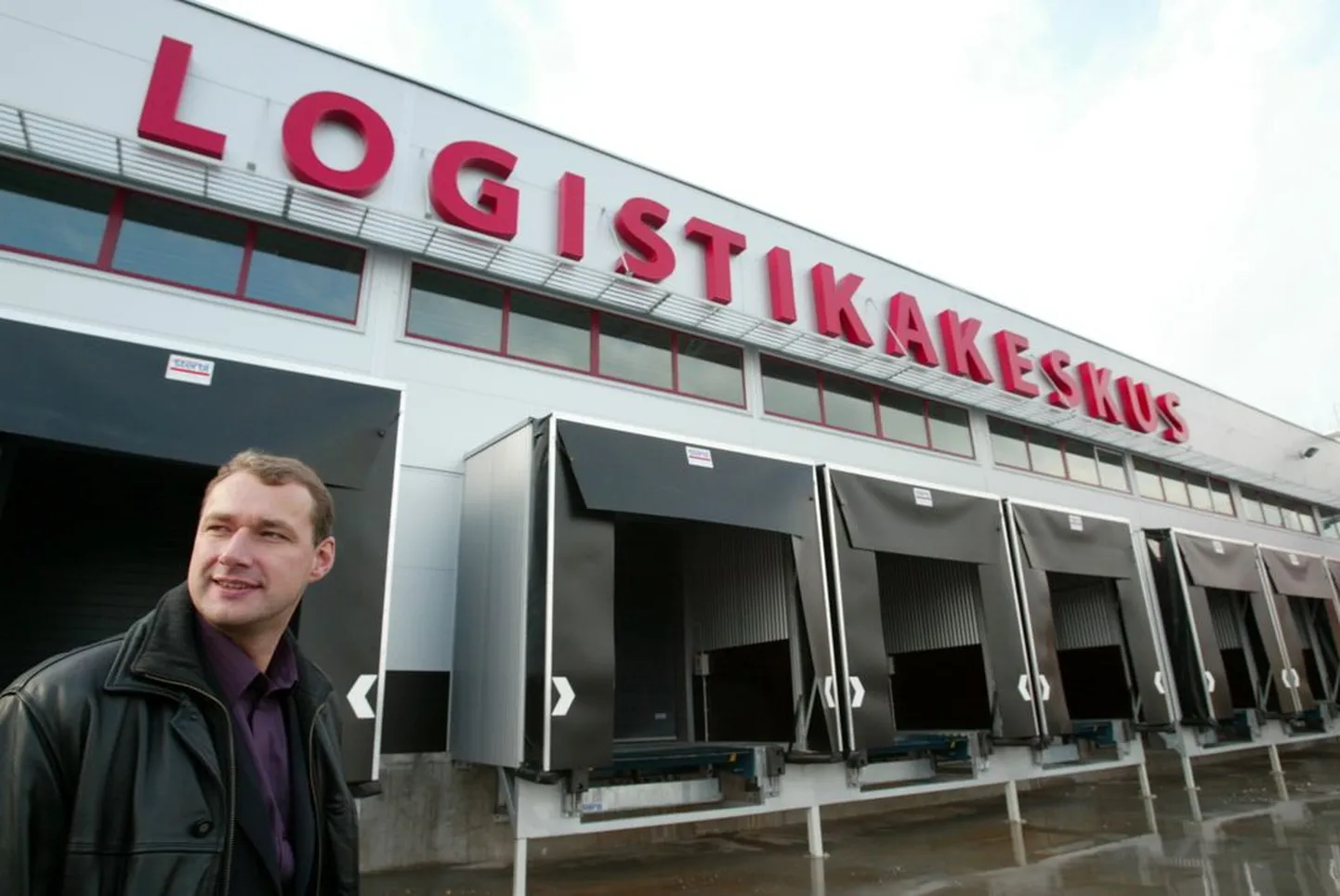 A. Le Coqi juht Tarmo Noop logistikakeskuse juures.