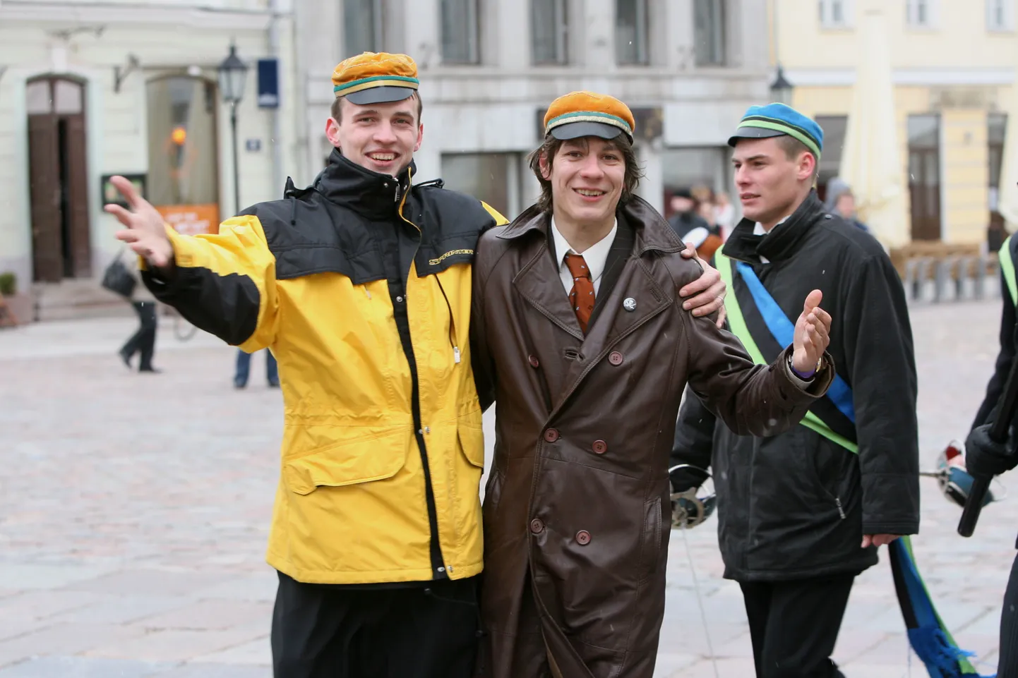 Läti korporatsiooni Patria liikmed (esiplaanil) Tartus.