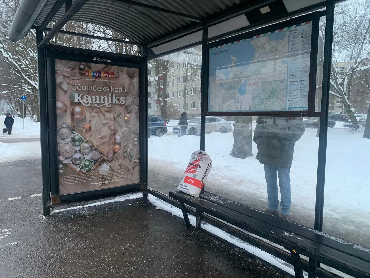 Graniitsõelmed Mustamäe ühissõidukipeatuses.