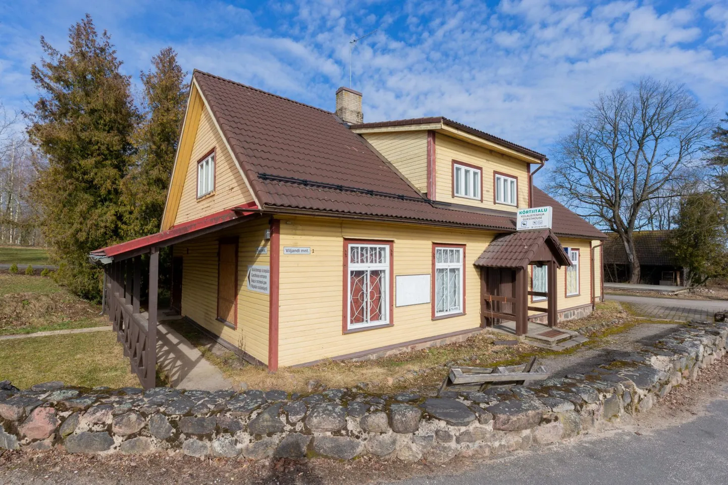 Kõpu Kõrtsitalu hoone asub aleviku südames.